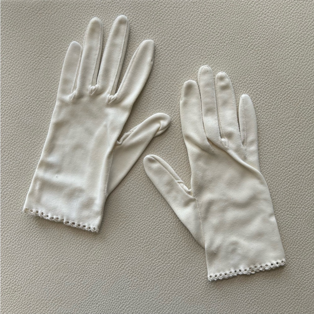 Vintage White Eyelet Gloves